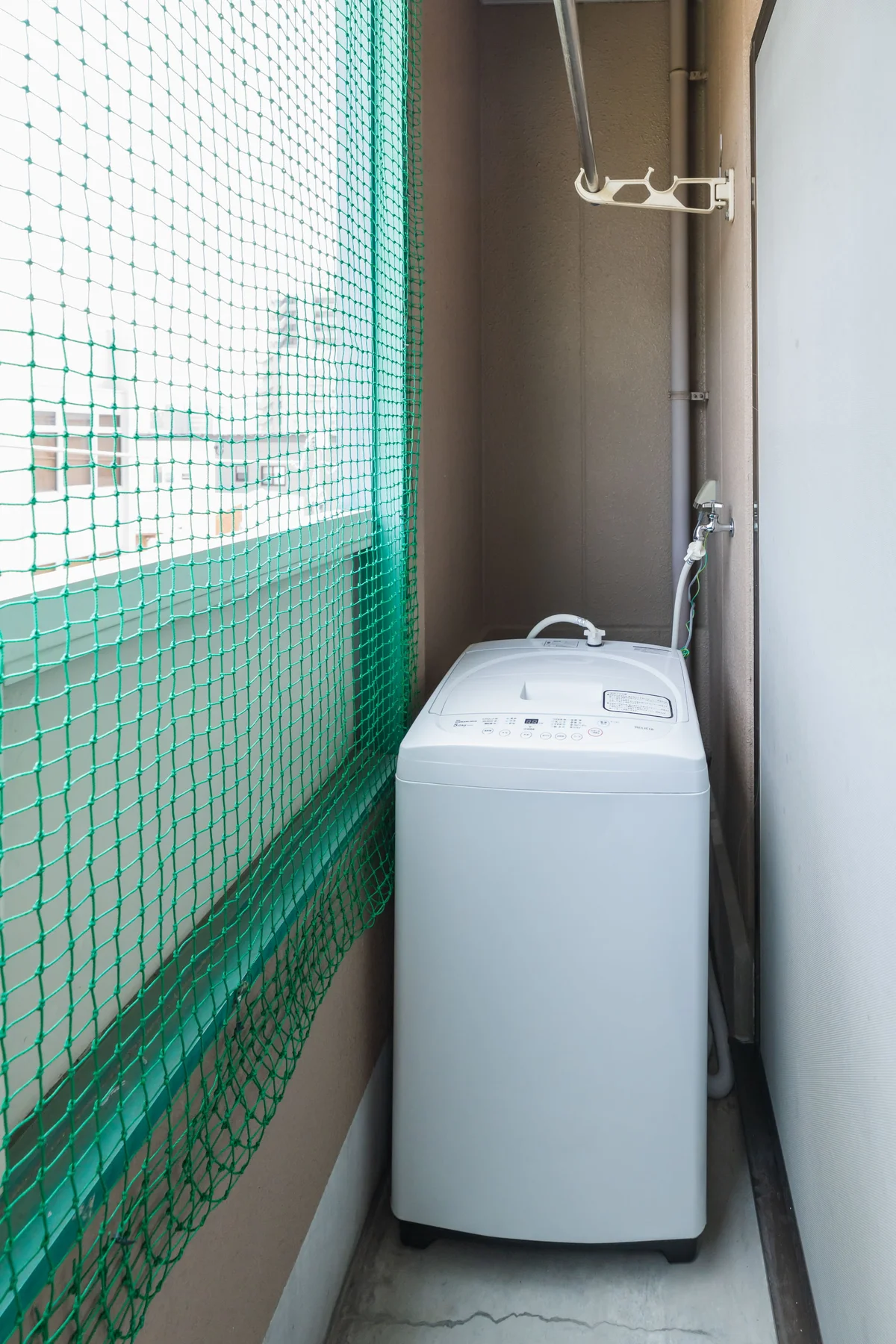 ベランダに洗濯機があります