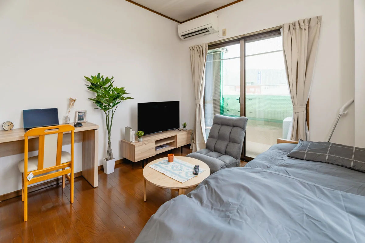 テレビ、ソファー、テーブル、すべてがそろってます