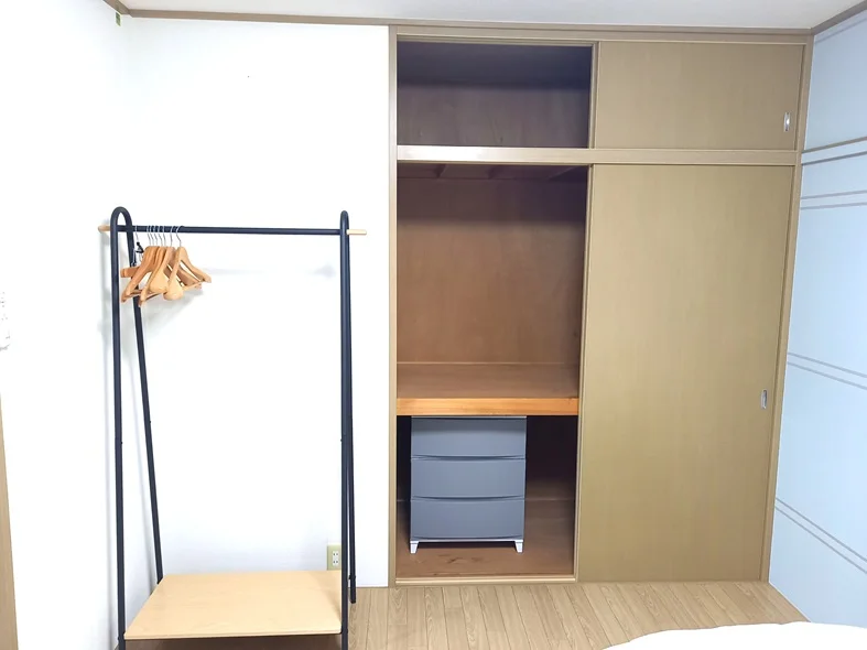 洋室収納・ハンガーラックあり