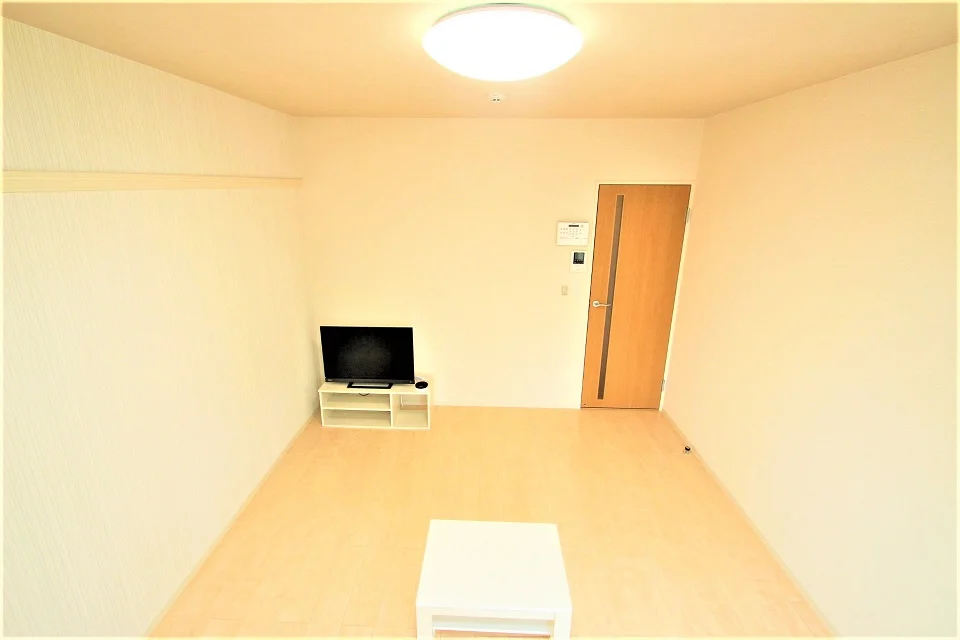 32型テレビ、テレビ台、机がついています