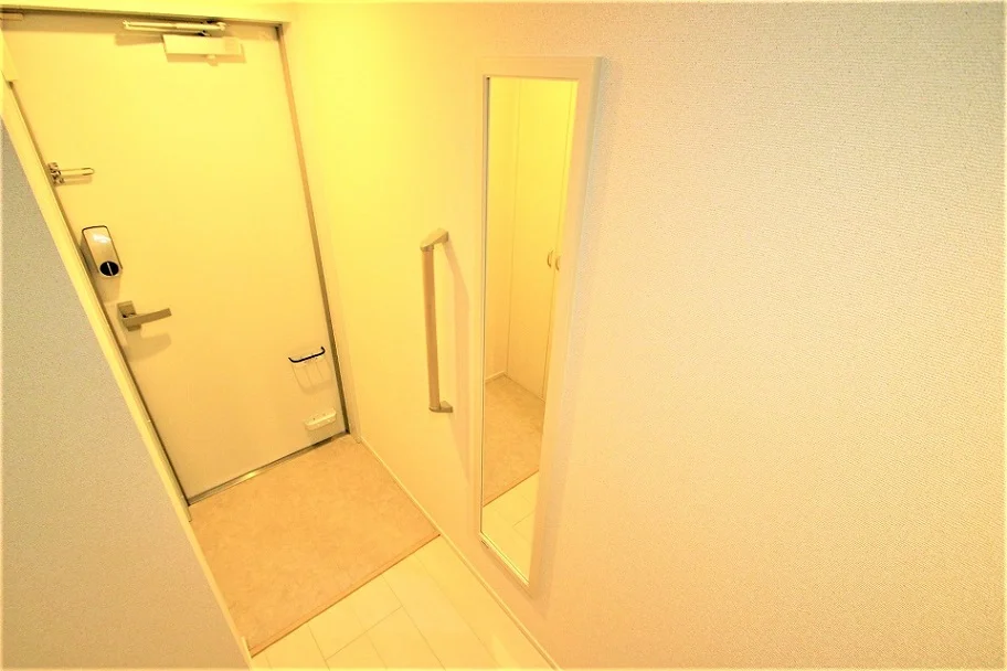 姿見もございます！1Fには手摺も配備！