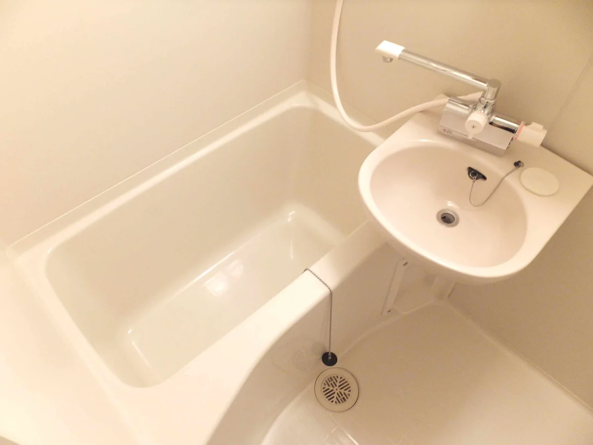 洗面台とユニット式のお風呂です