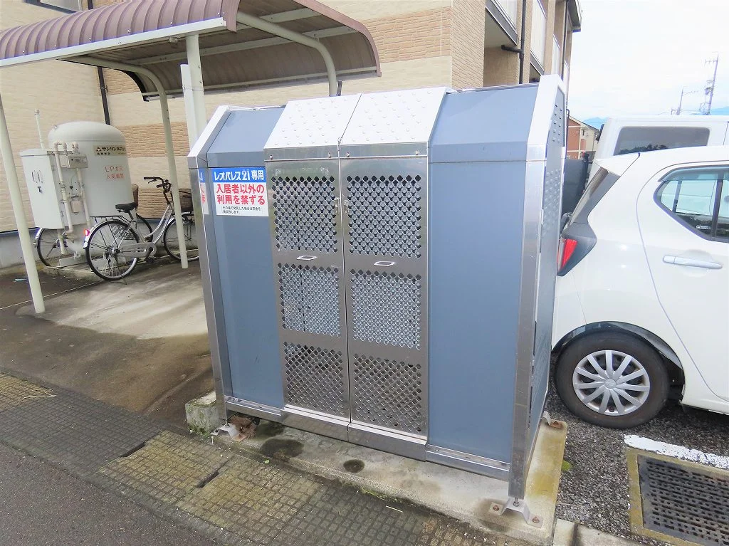 敷地内にゴミ庫が設置されておりゴミ捨てに便利です