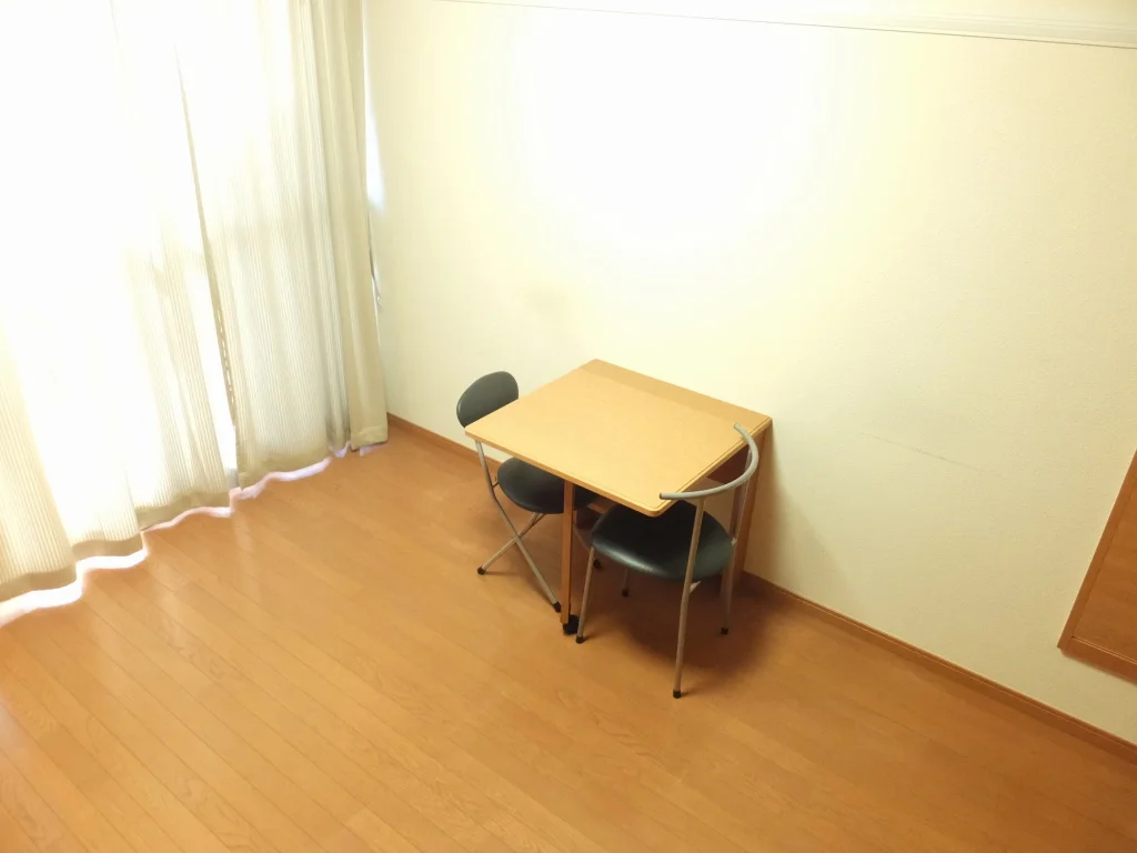 備え付きのテーブルは折り畳むことも可能です。