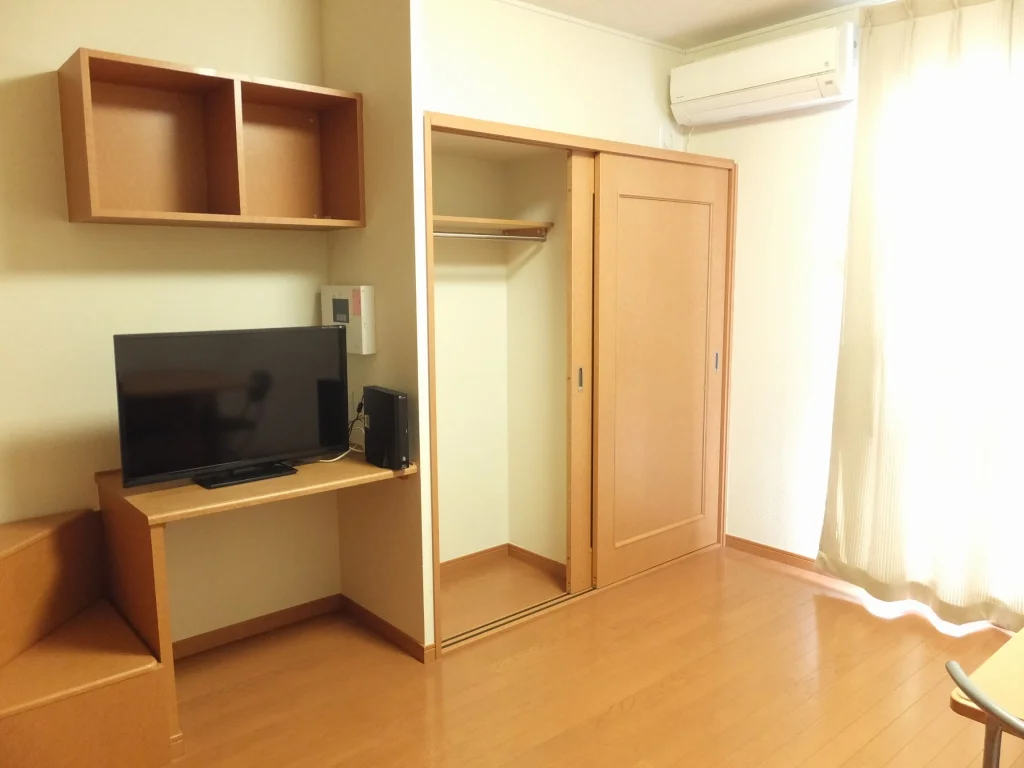 ポール付きのクローゼットなら大切なお洋服もシワになりません。