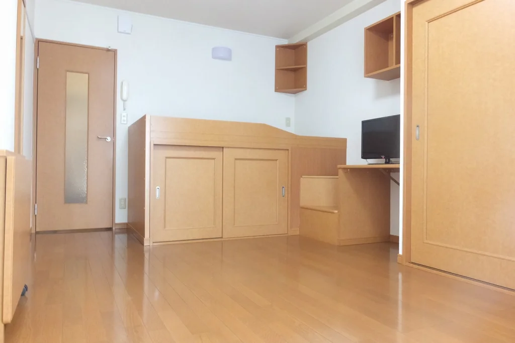 ベット下収納等収納スペースが多いお部屋です。