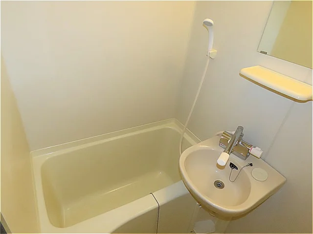 洗面台とユニット式のお風呂です