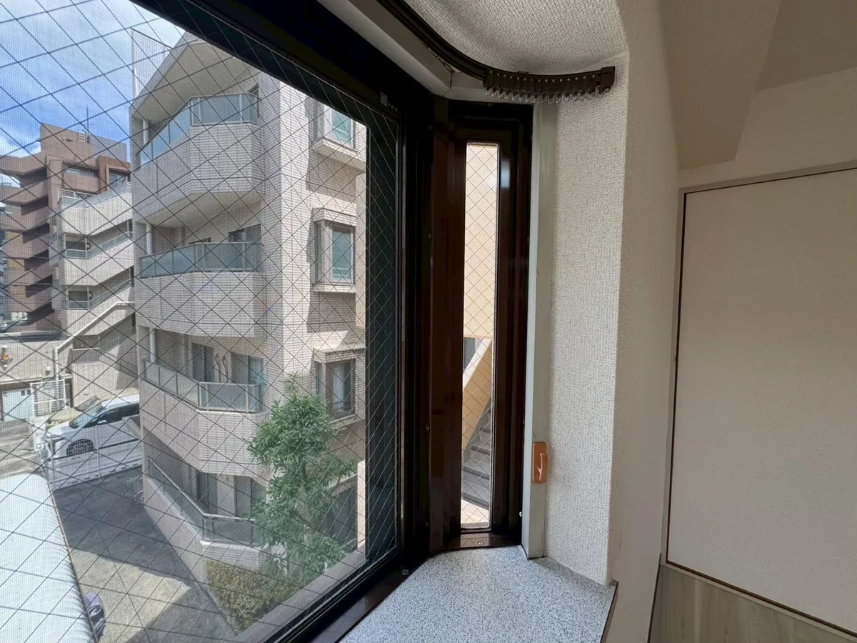 出窓は採光だけでなく、小物を飾ったりするにもおしゃれにお使いいただけます。