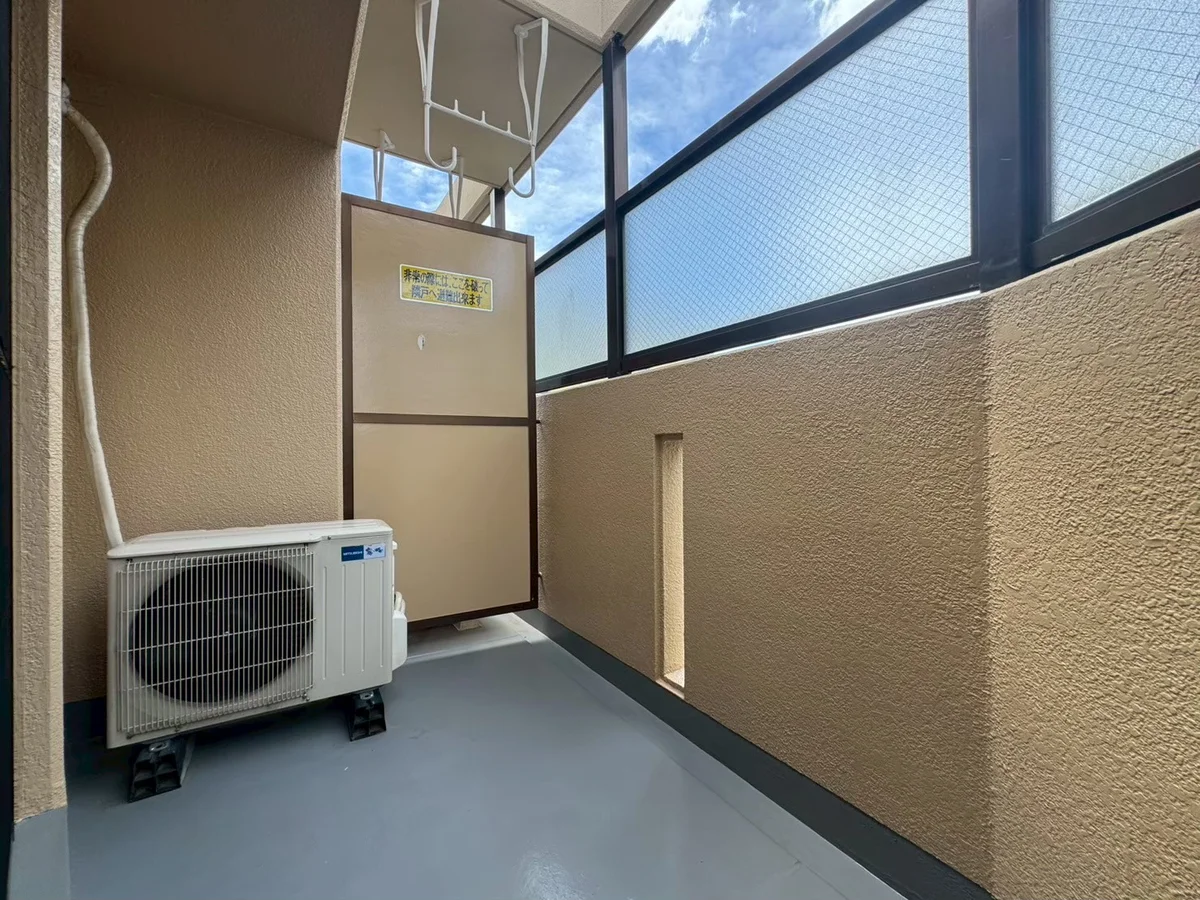 角部屋の南側バルコニーです。洗濯物を干すにも十分なスペースがあり、すりガラスで目線も遮ることができます