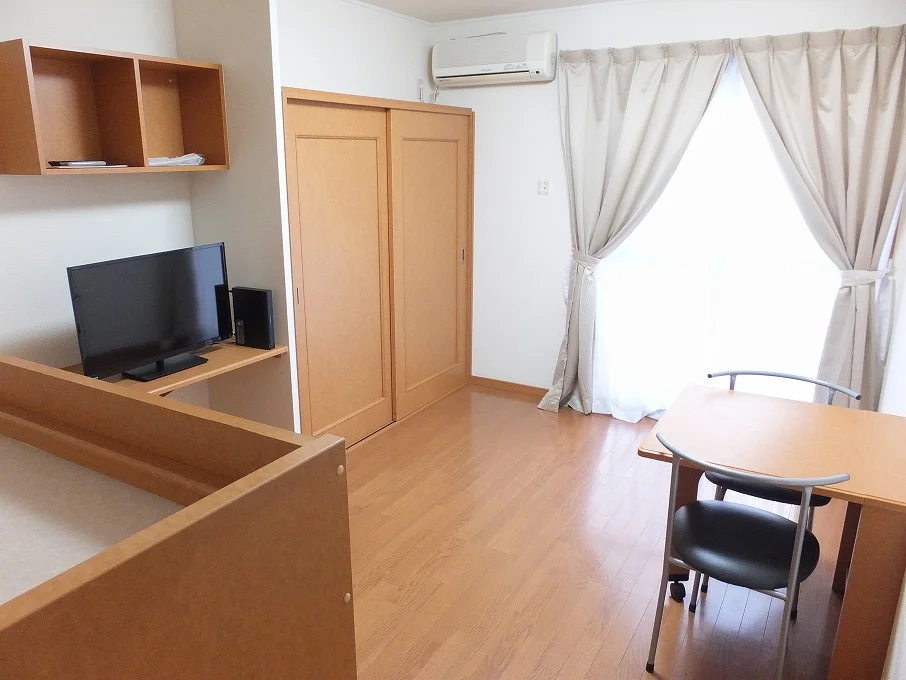 カーテンやテーブル、テレビも備え付けです