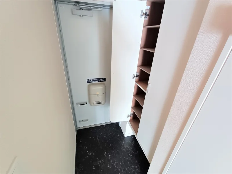 玄関には下駄箱スペースがあります。