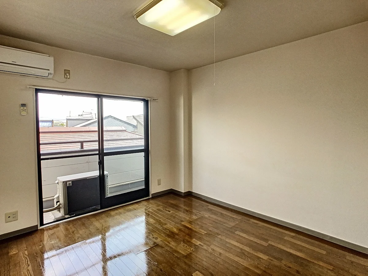 写真は303号（左右反転）