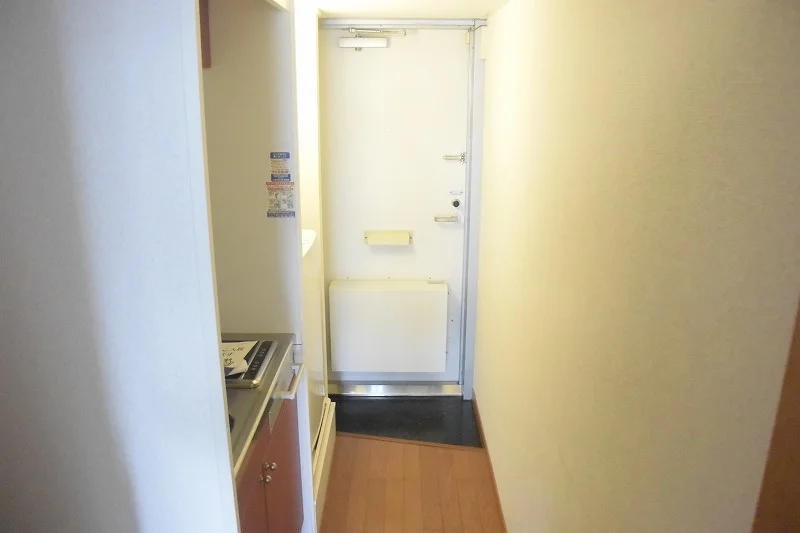 お部屋まで一本道の玄関。