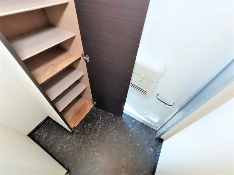 玄関には下駄箱スペースがあります。