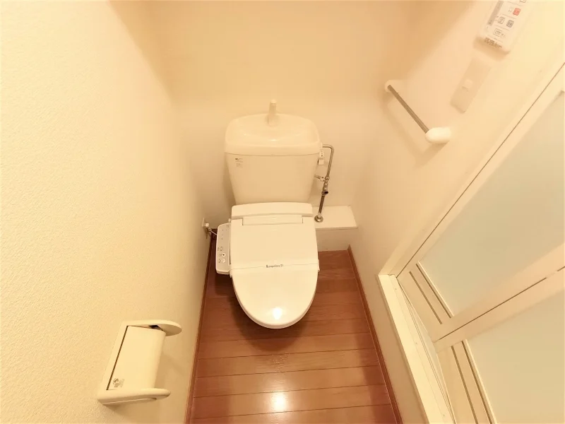 トイレの壁には棚が設置されています。