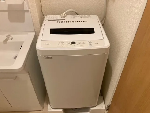 1Ｆの扉の色はベージュ、2Ｆはブラウン。