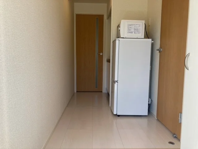 1Ｆの扉の色はベージュ、2Ｆはブラウン。