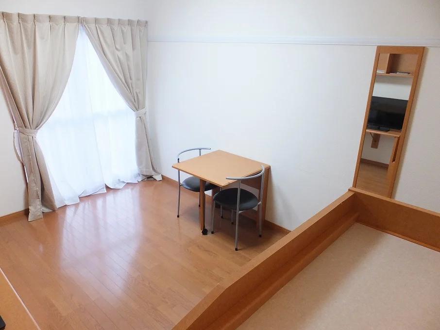 テーブルは折り畳み式です