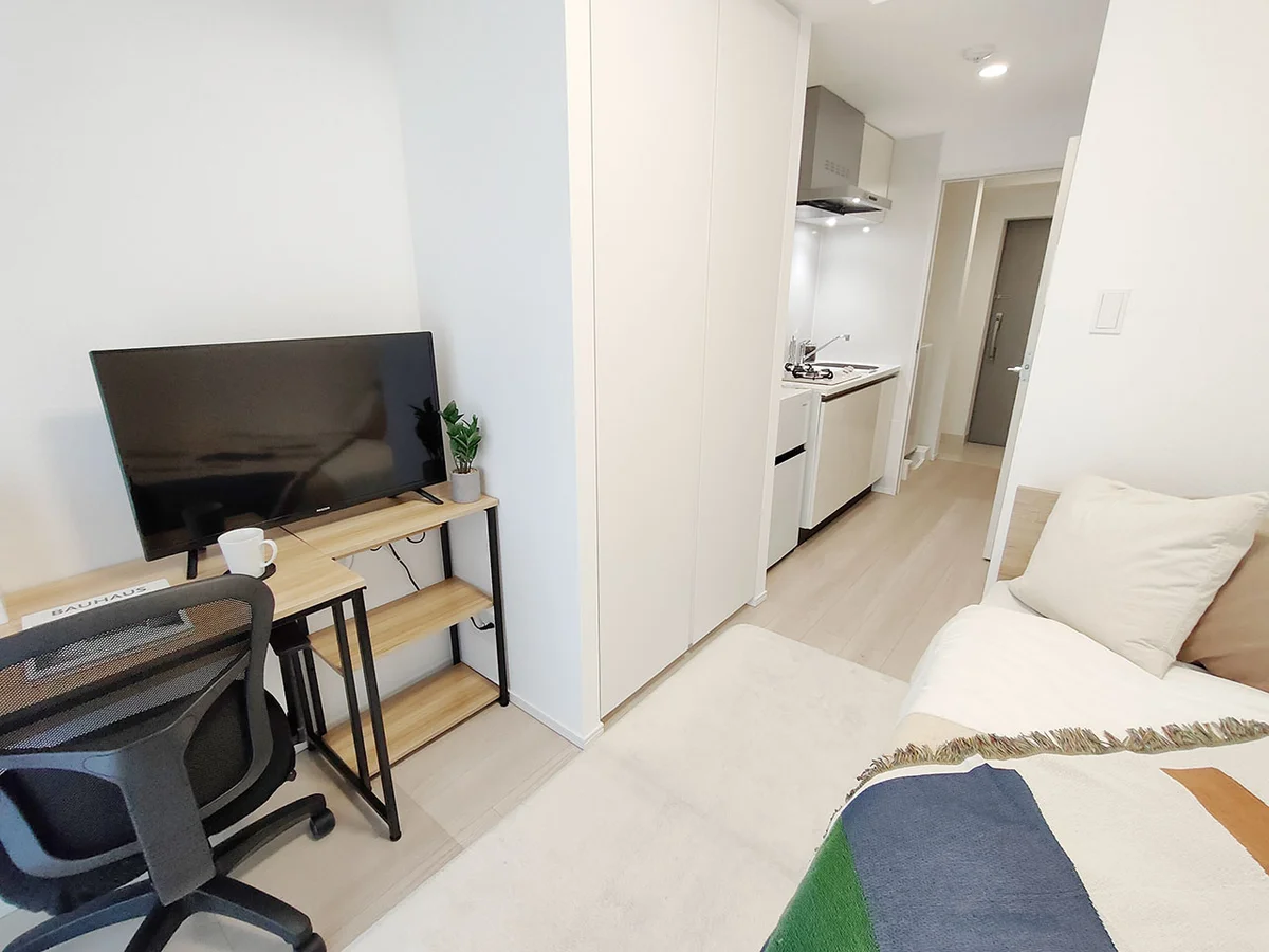 写真はお部屋のイメージです。ラグなどの室内装飾はございません。