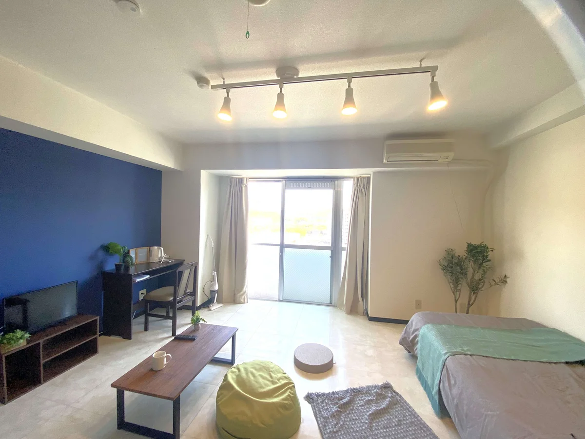 おしゃれな雰囲気が魅力的な1R✨家具家電付きで入居されたその日から自宅のようにくつろいでいただける空間となっております。収納スペースもございますので、ぜひご利用ください