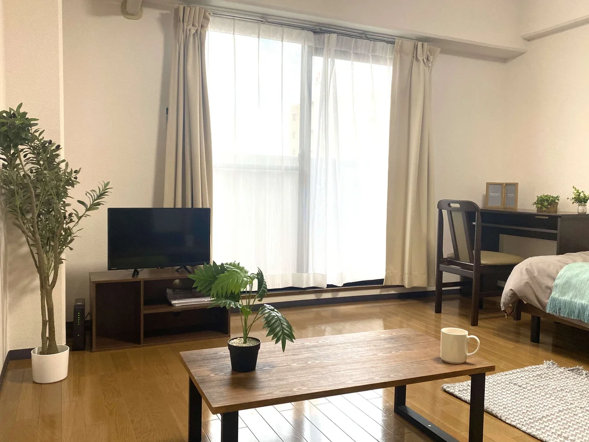 ✨暖かい雰囲気が魅力的な1K！家具家電付きで入居されたその日から自宅のようにくつろいでいただける空間となっております。収納スペースもございますので、ぜひご利用ください