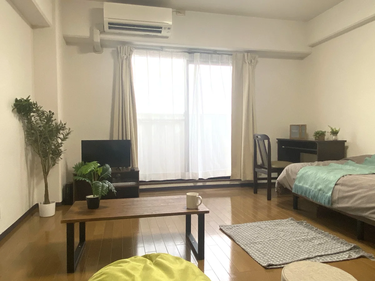 ✨暖かい雰囲気が魅力的な1K！家具家電付きで入居されたその日から自宅のようにくつろいでいただける空間となっております。収納スペースもございますので、ぜひご利用ください