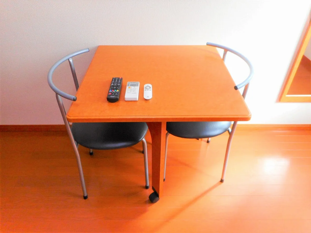 テーブルは折り畳み式です