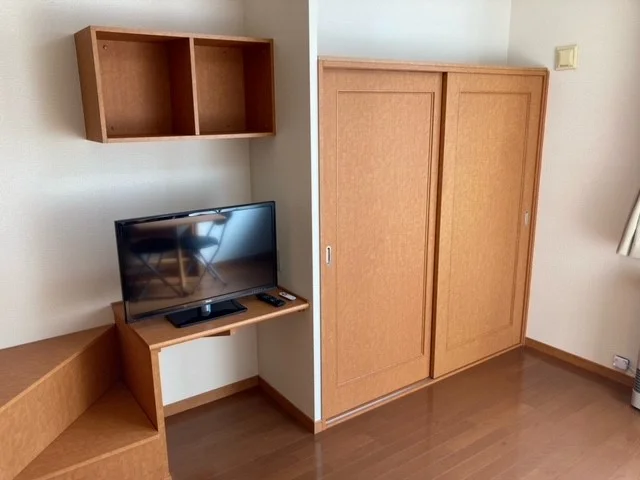 ベッド下は収納になっております。