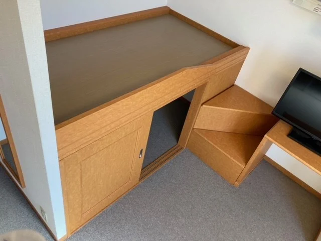 ベッド下は収納になっております。