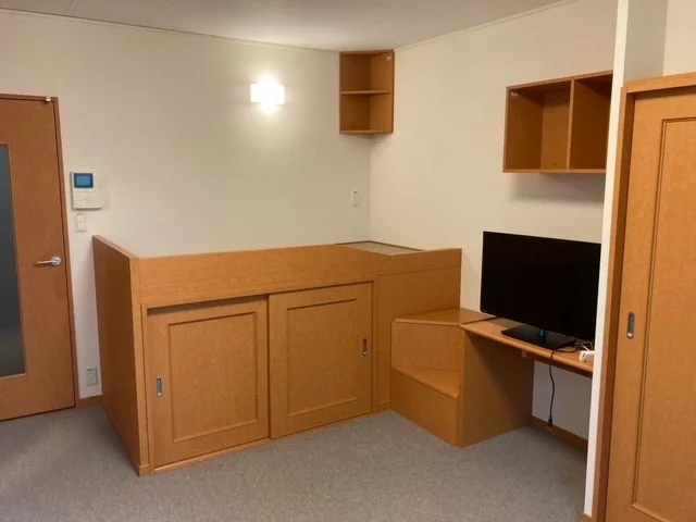 ベッド下は収納になっております。