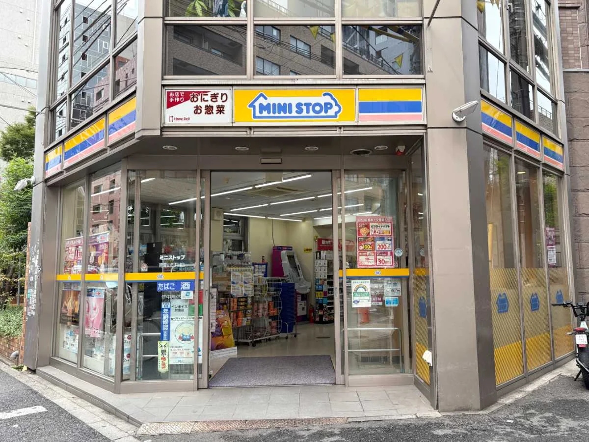 『ミニストップ南青山6丁目店』徒歩1分