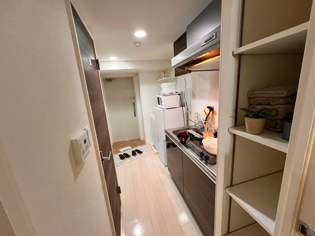 キッチン横に気の利いた収納棚を完備