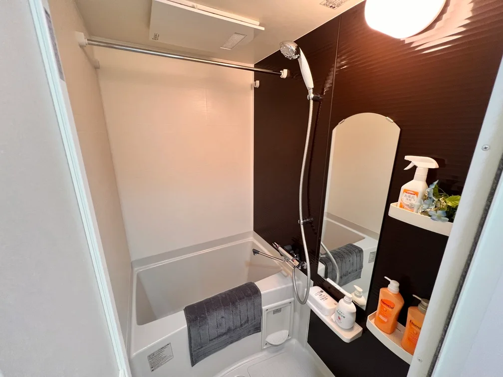 Refaのシャワーヘッド標準装備。浴室乾燥機付き。