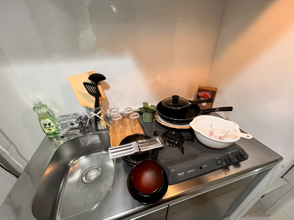 2口ガスシステム、調理器具や食器も標準完備