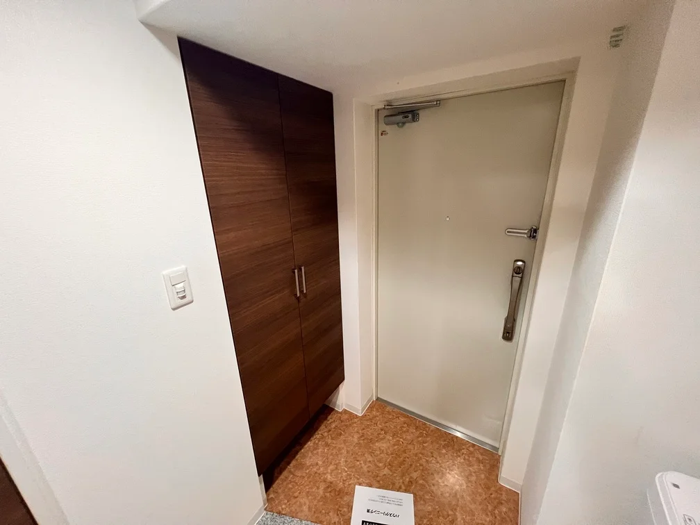 こんな大きな下駄箱見たことないですね。