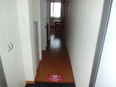 通路の奥が居室です。