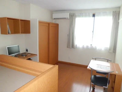 メイプル調の明るい室内です。