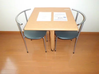 折りたたみ可能な机とイス2脚。