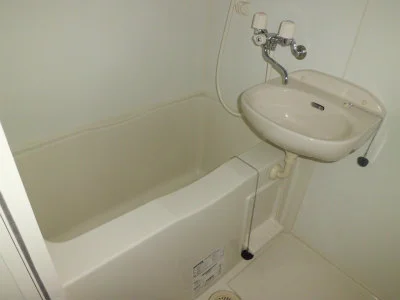 洗面台付バスルーム。