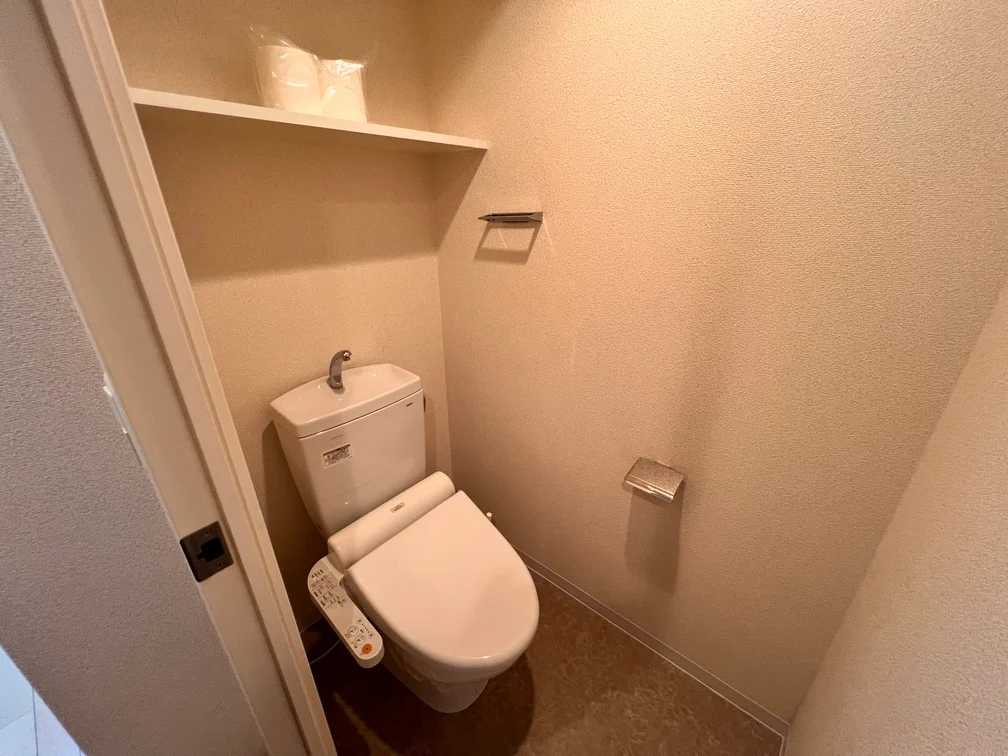 トイレはウォシュレット付です。