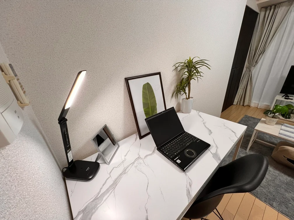 清潔感のあるデスクです。