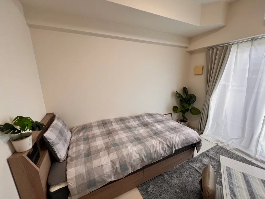 ベッドを置いても広々としています。