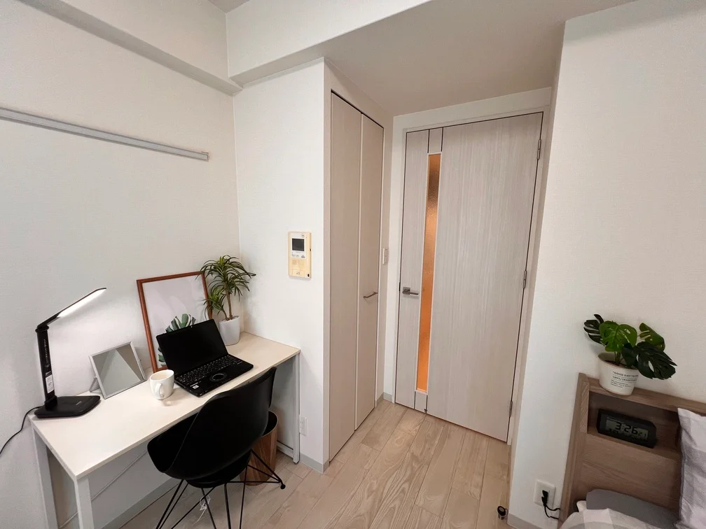 扉も白色なので解放感があるお部屋です。