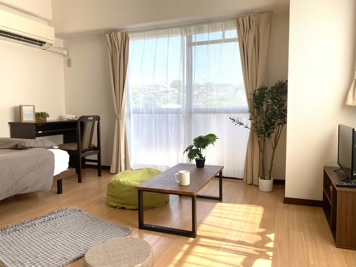 ✨暖かい雰囲気が魅力的な1K！家具家電付きで入居されたその日から自宅のようにくつろいでいただける空間となっております。収納スペースもございますので、ぜひご利用ください