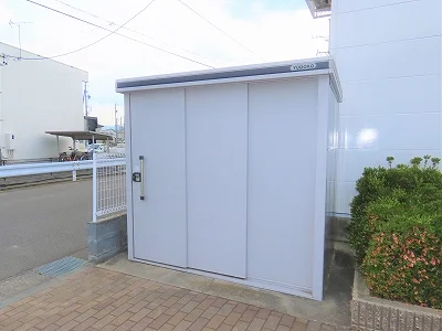 敷地内にゴミ庫が設置されておりゴミ捨てに便利です