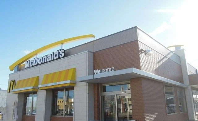 マクドナルドまで1300m