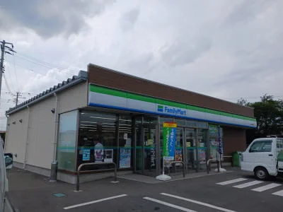 ファミリーマートまで700m