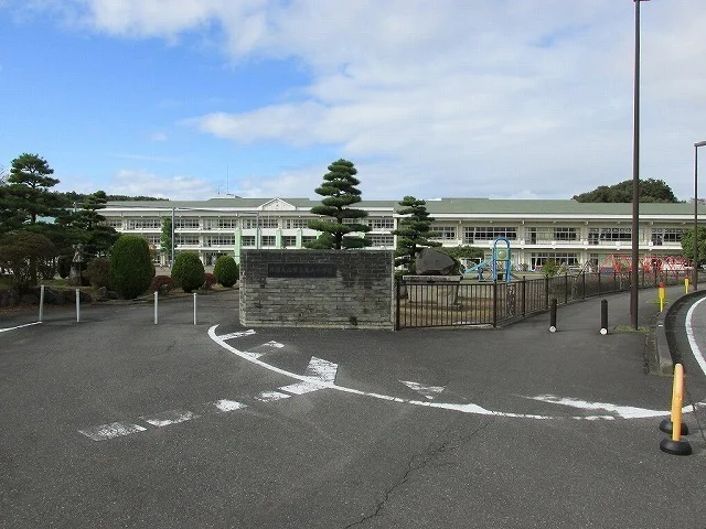 烏山小学校まで2800m