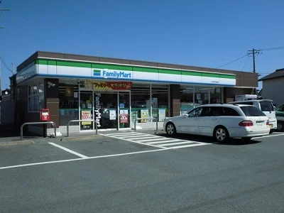 ファミリーマートまで950m