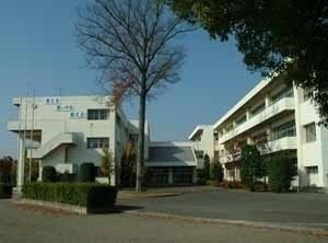 大泉町立西中学校まで400m